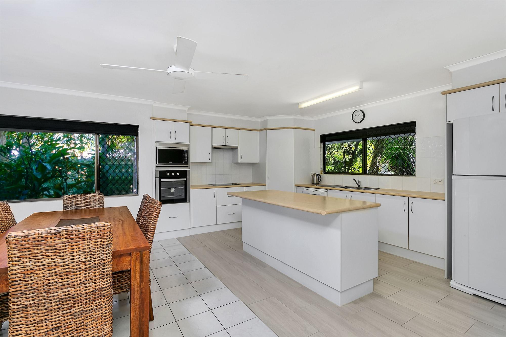 Roydon Beachfront Apartments Trinity Beach Εξωτερικό φωτογραφία