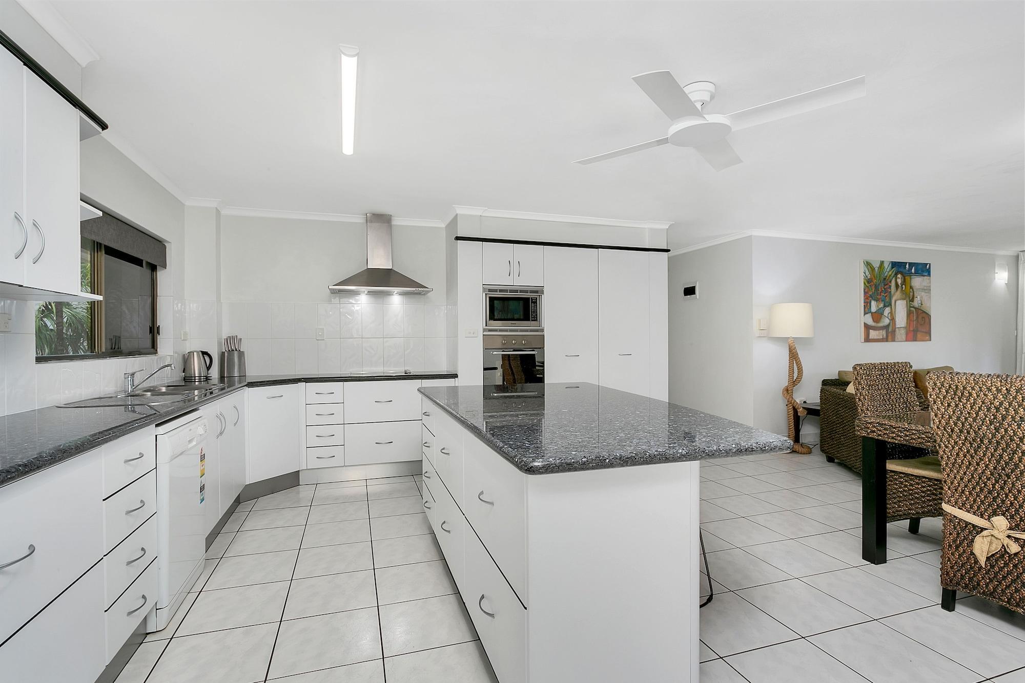 Roydon Beachfront Apartments Trinity Beach Εξωτερικό φωτογραφία