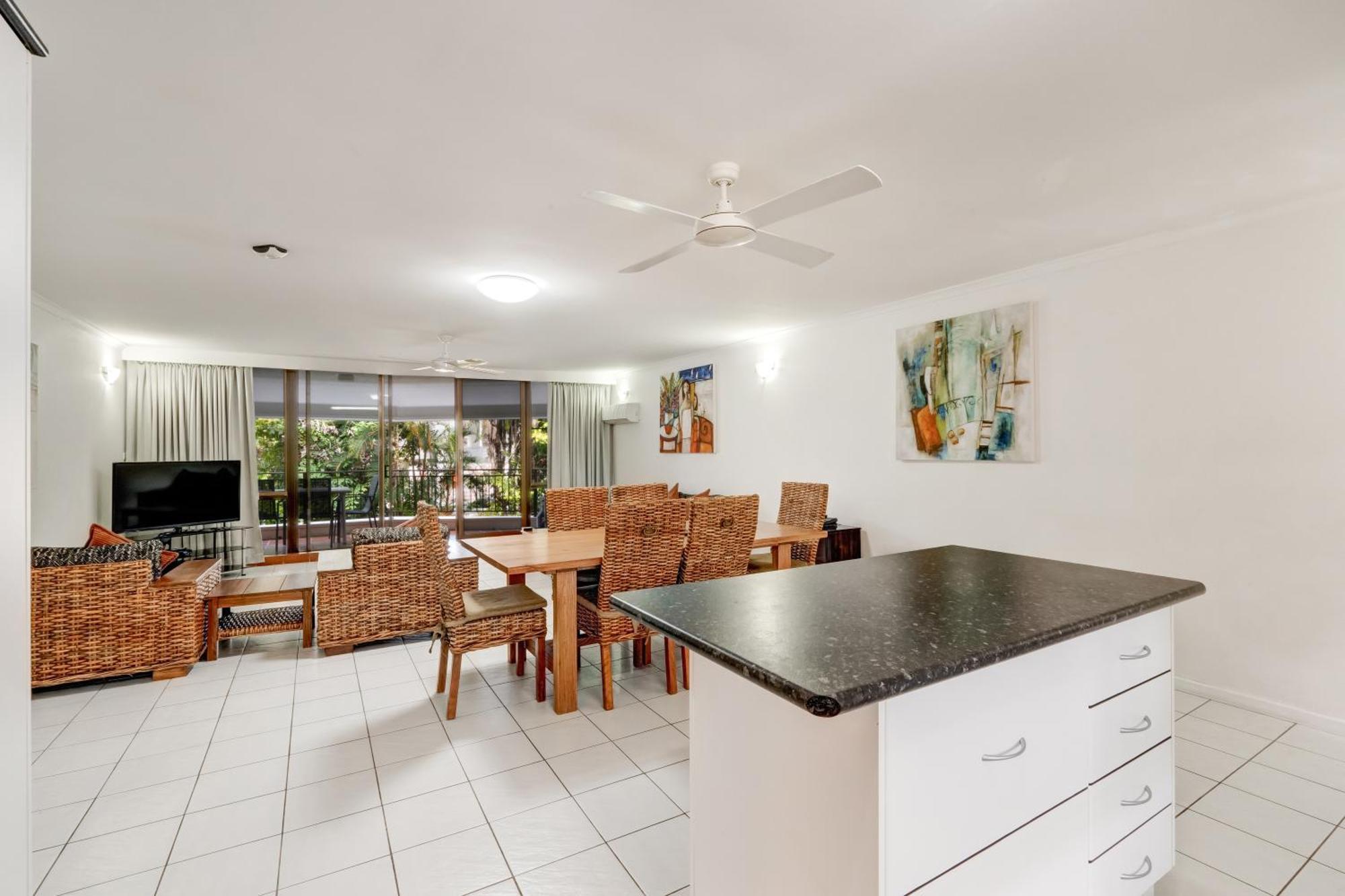 Roydon Beachfront Apartments Trinity Beach Εξωτερικό φωτογραφία