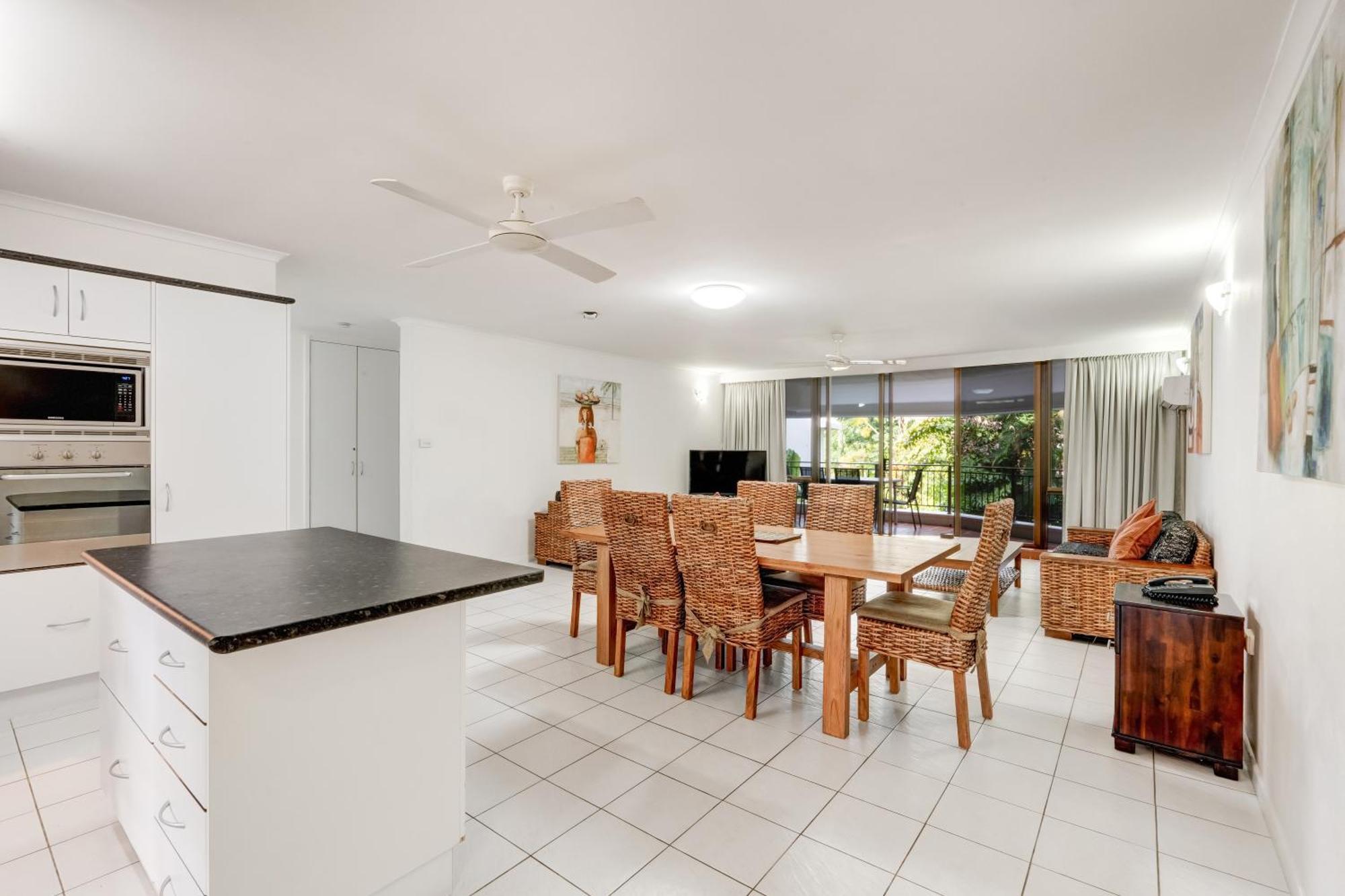 Roydon Beachfront Apartments Trinity Beach Εξωτερικό φωτογραφία