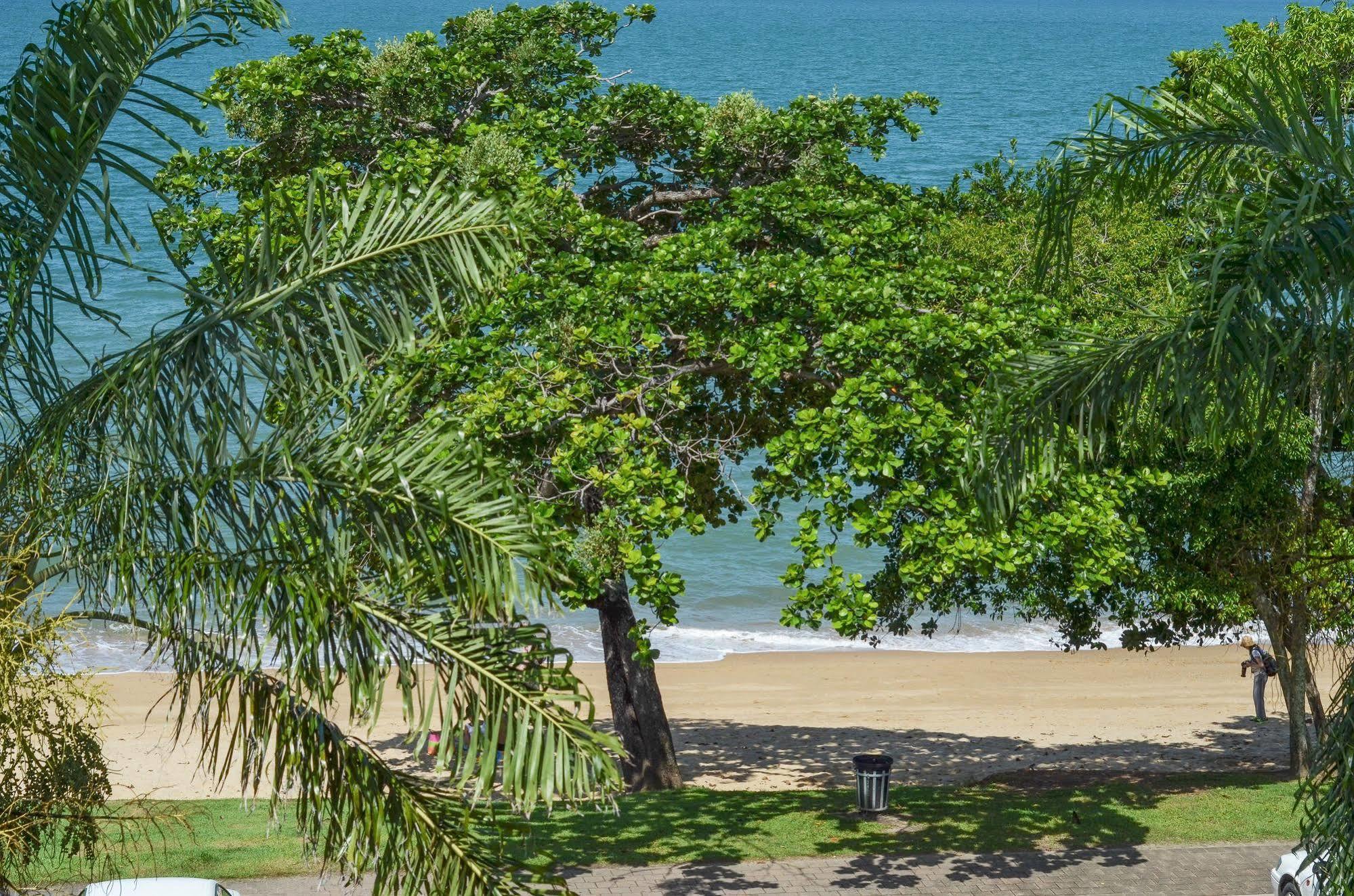 Roydon Beachfront Apartments Trinity Beach Εξωτερικό φωτογραφία