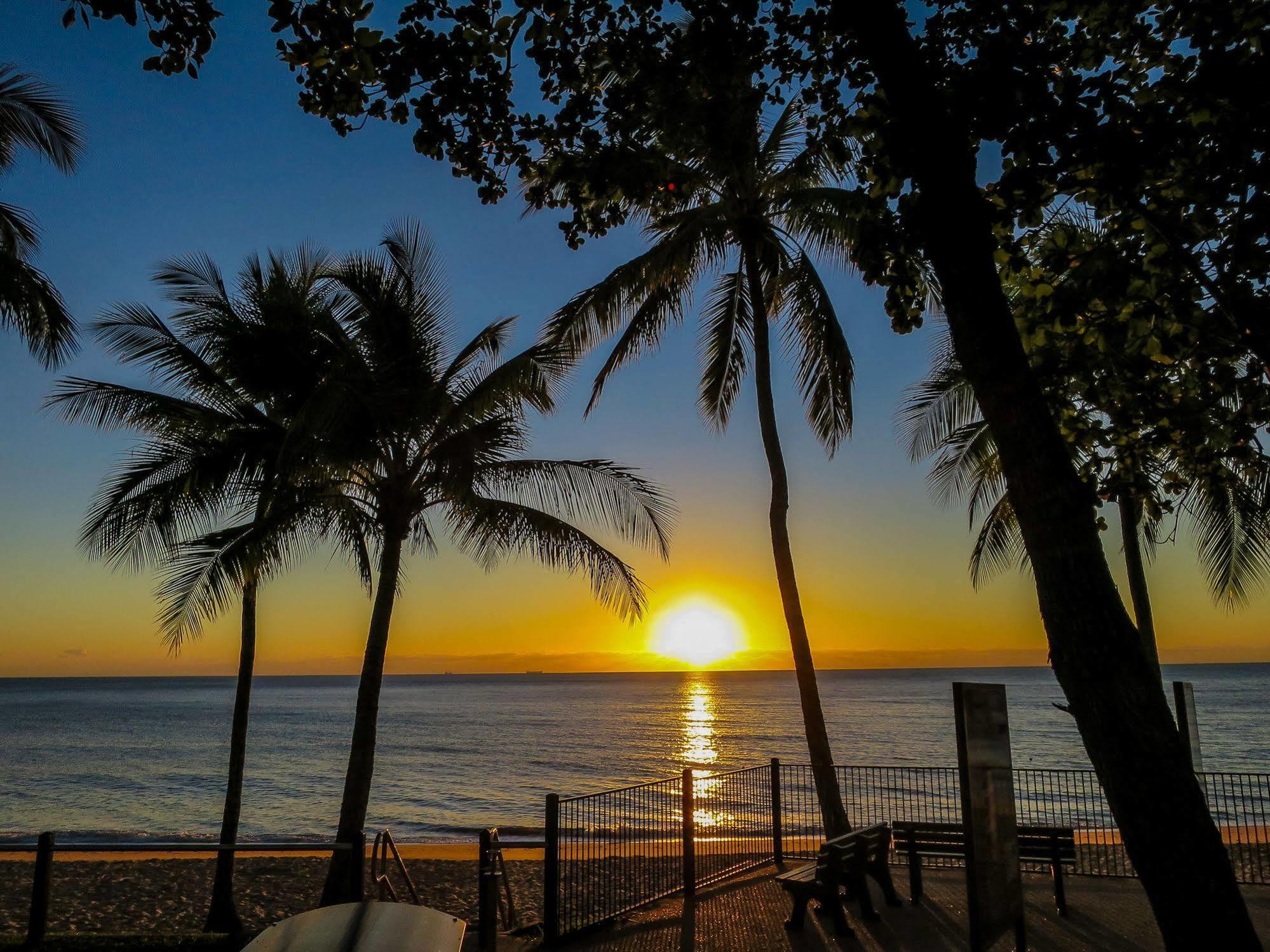 Roydon Beachfront Apartments Trinity Beach Εξωτερικό φωτογραφία