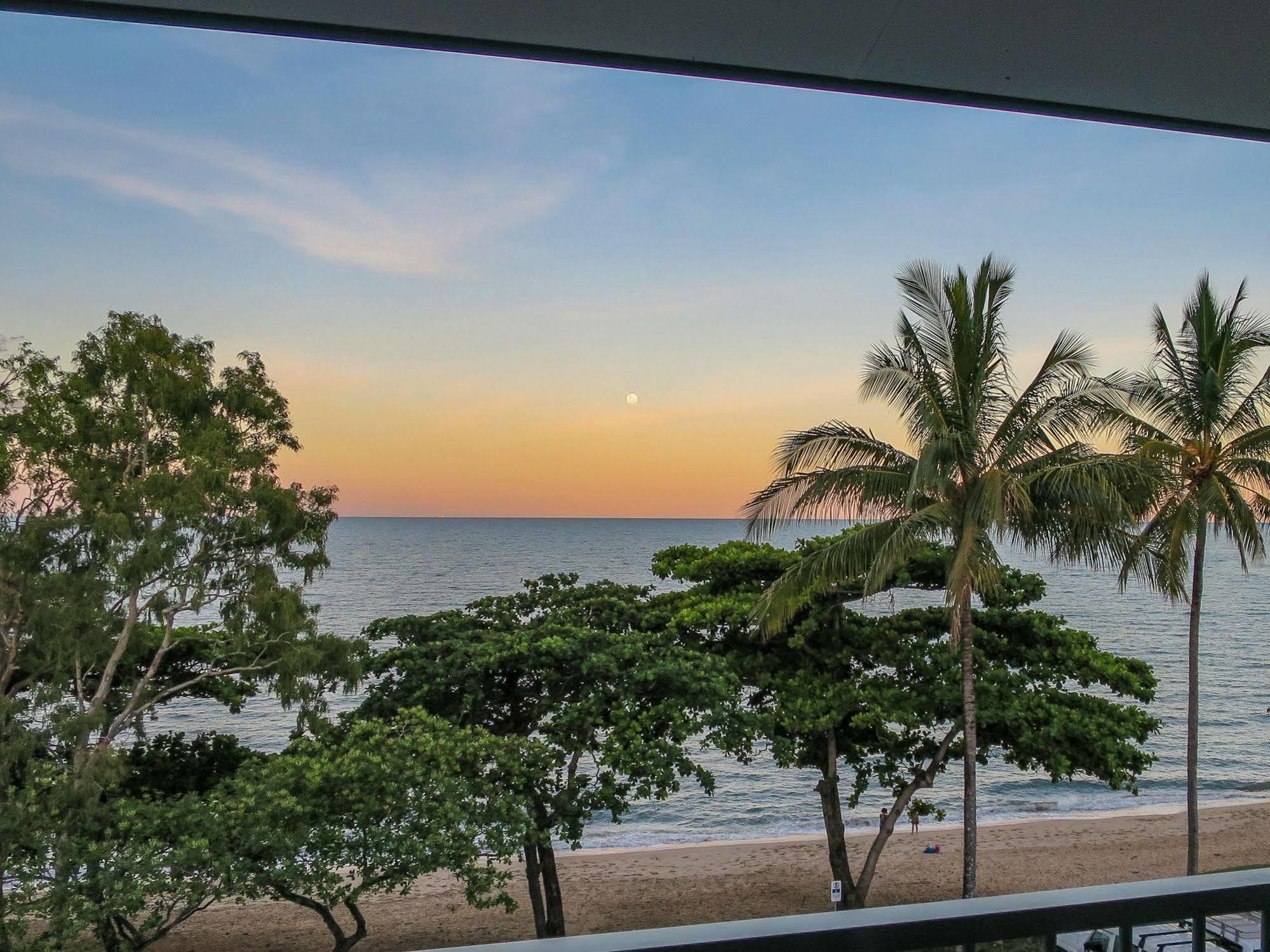 Roydon Beachfront Apartments Trinity Beach Εξωτερικό φωτογραφία