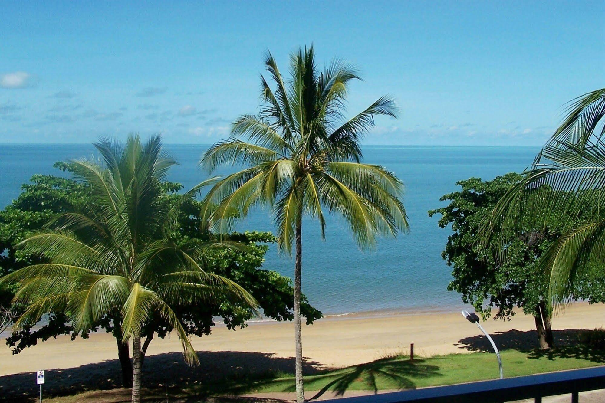 Roydon Beachfront Apartments Trinity Beach Εξωτερικό φωτογραφία